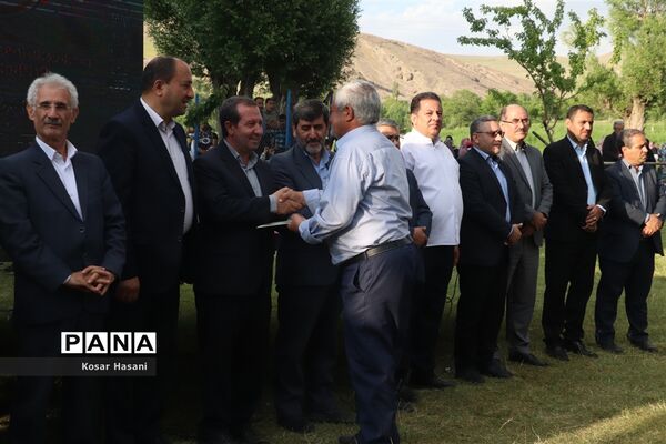 برداشت رز دمشقی در روستای عنصرود تبریز