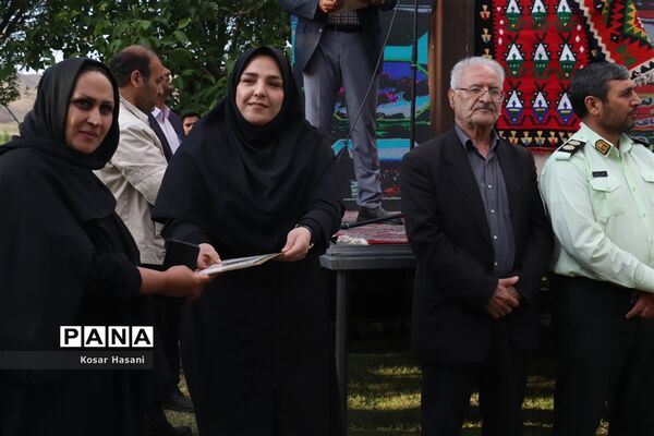 برداشت رز دمشقی در روستای عنصرود تبریز