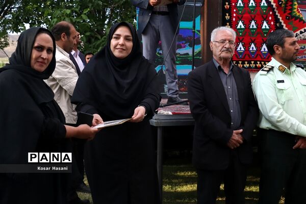 برداشت رز دمشقی در روستای عنصرود تبریز