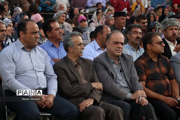 برداشت رز دمشقی در روستای عنصرود تبریز