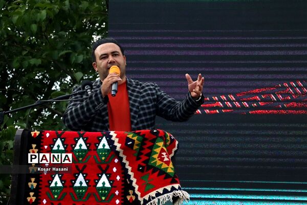 برداشت رز دمشقی در روستای عنصرود تبریز