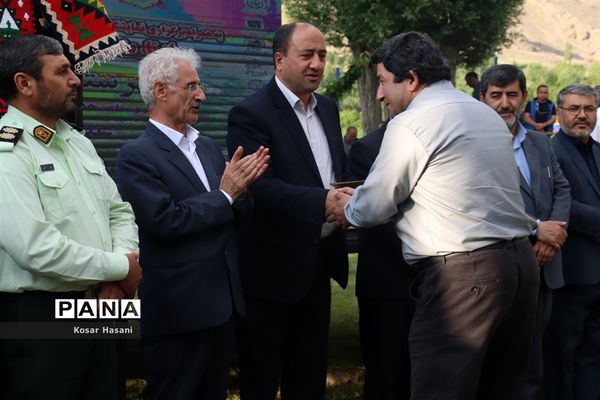 برداشت رز دمشقی در روستای عنصرود تبریز