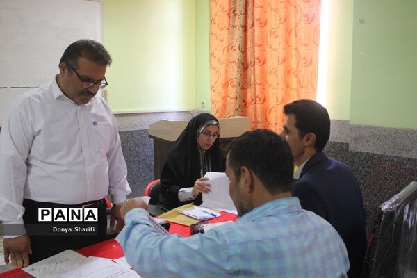 بازدید معاون پژوهش، برنامه‌ریزی و توسعه منابع انسانی آموزش و پرورش استان بوشهر از روند بررسی مدارک آزمون استخدامی