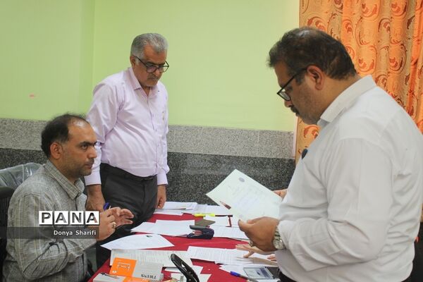 بازدید معاون پژوهش، برنامه‌ریزی و توسعه منابع انسانی آموزش و پرورش استان بوشهر از روند بررسی مدارک آزمون استخدامی