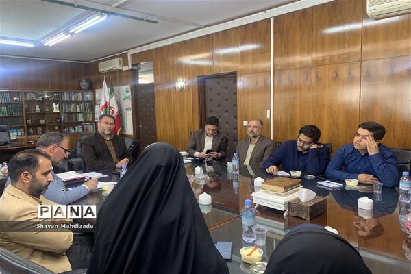 نشست صمیمی  مدیرکل آموزش و پرورش شهر تهران با نمایندگان مجلس دانش‌آموزی شهر تهران