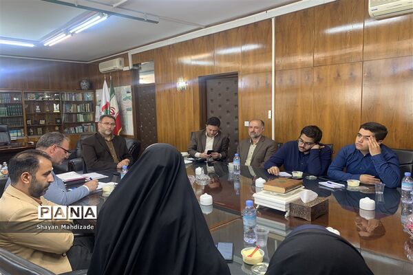 نشست صمیمی  مدیرکل آموزش و پرورش شهر تهران با نمایندگان مجلس دانش‌آموزی شهر تهران