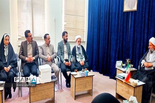 دیدار دانش‌آموزان نخبه قرآنی با امام جمعه شهرستان قرچک