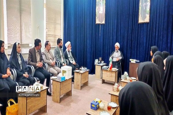 دیدار دانش‌آموزان نخبه قرآنی با امام جمعه شهرستان قرچک