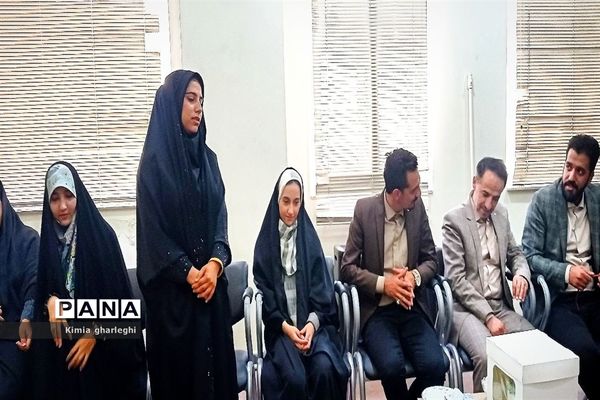 دیدار دانش‌آموزان نخبه قرآنی با امام جمعه شهرستان قرچک