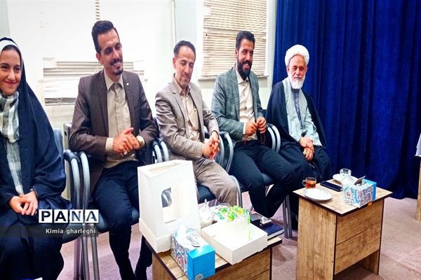 دیدار دانش‌آموزان نخبه قرآنی با امام جمعه شهرستان قرچک