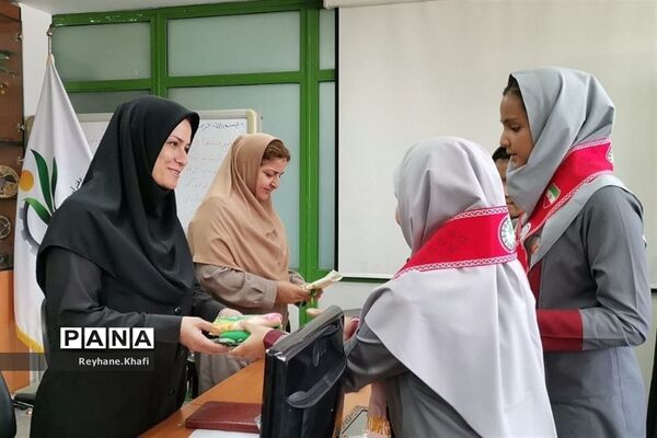 ‌تقدیر از کارمندان  معاونت آموزش متوسطه اداره‌کل امور شاهد و ایثارگران به‌مناسبت عید غدیرخم