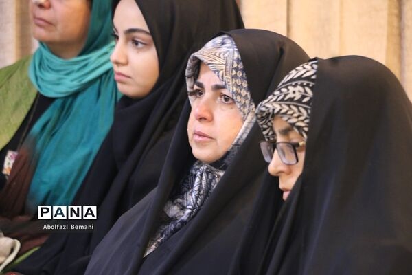 رونمایی از کتاب «درخت تنها» در قم