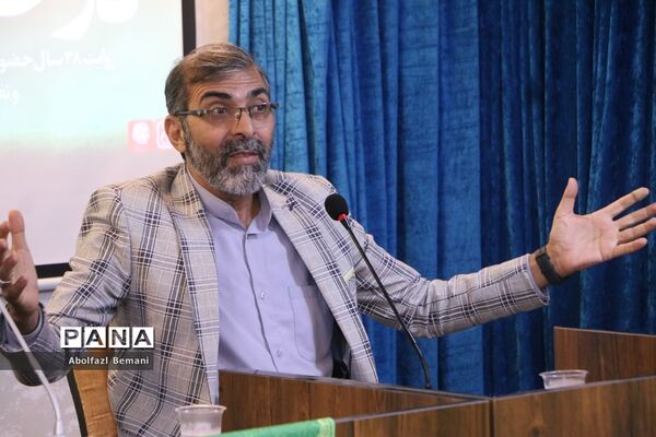 رونمایی از کتاب «درخت تنها» در قم
