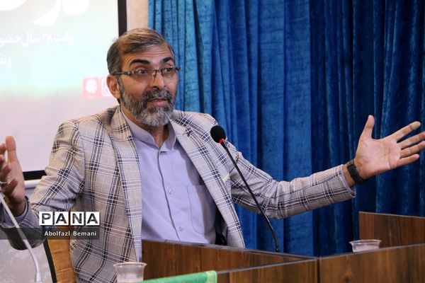 رونمایی از کتاب «درخت تنها» در قم