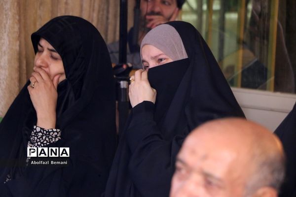 رونمایی از کتاب «درخت تنها» در قم