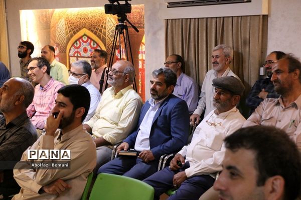 رونمایی از کتاب «درخت تنها» در قم