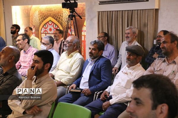 رونمایی از کتاب «درخت تنها» در قم
