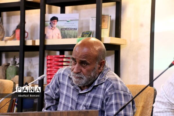 رونمایی از کتاب «درخت تنها» در قم