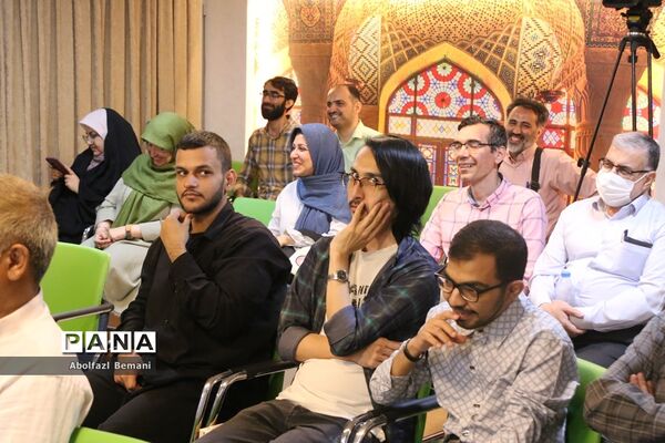 رونمایی از کتاب «درخت تنها» در قم