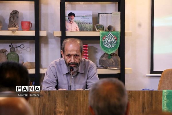 رونمایی از کتاب «درخت تنها» در قم