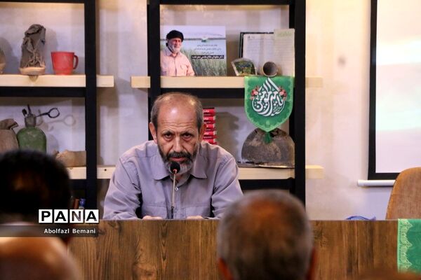 رونمایی از کتاب «درخت تنها» در قم