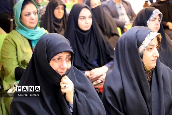 رونمایی از کتاب «درخت تنها» در قم