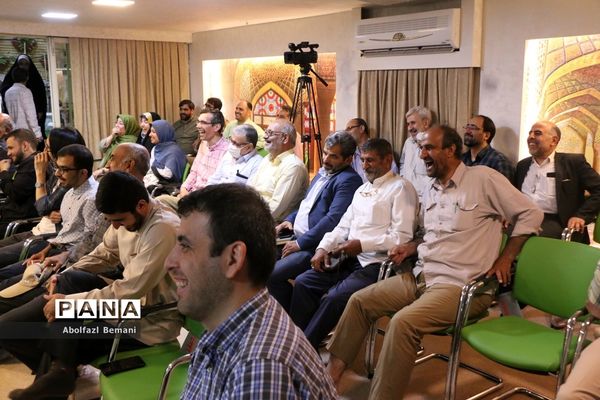 رونمایی از کتاب «درخت تنها» در قم