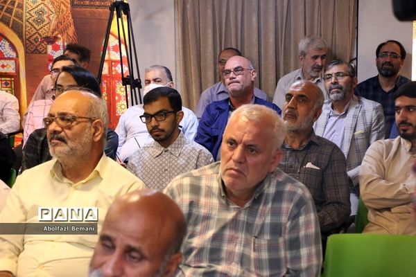 رونمایی از کتاب «درخت تنها» در قم