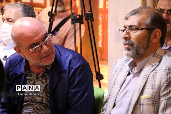 رونمایی از کتاب «درخت تنها» در قم