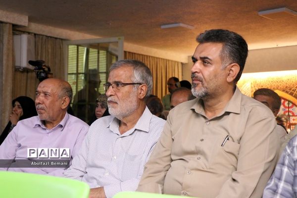 رونمایی از کتاب «درخت تنها» در قم