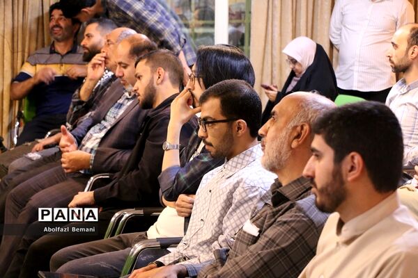 رونمایی از کتاب «درخت تنها» در قم