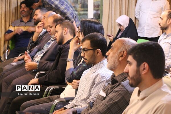 رونمایی از کتاب «درخت تنها» در قم