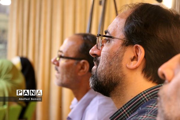 رونمایی از کتاب «درخت تنها» در قم