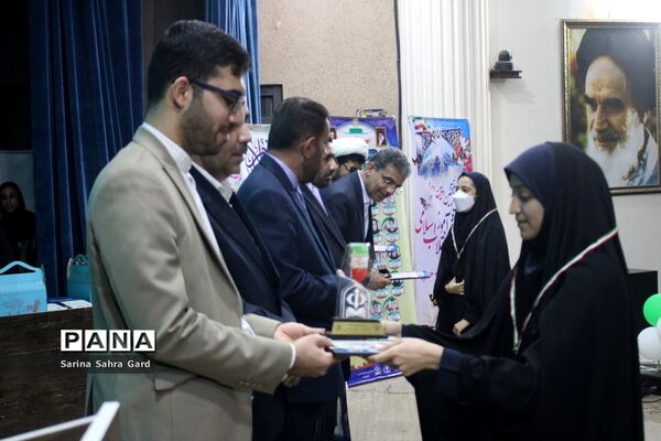 تجلیل از دانش‌آموزان منتخبین دومین دوره طرح دانش‌آموز تراز انقلاب اسلامی در بوشهر