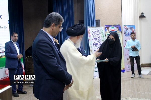 تجلیل از دانش‌آموزان منتخبین دومین دوره طرح دانش‌آموز تراز انقلاب اسلامی در بوشهر