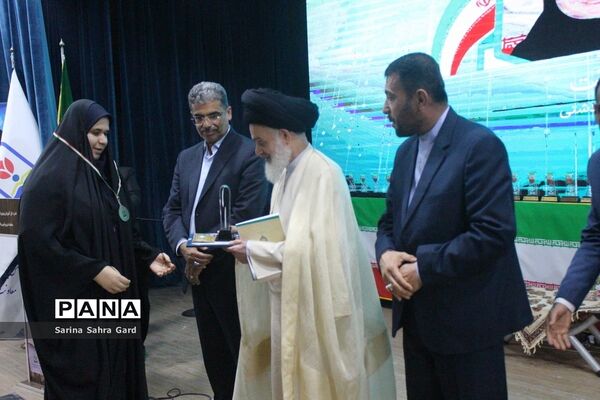 تجلیل از دانش‌آموزان منتخبین دومین دوره طرح دانش‌آموز تراز انقلاب اسلامی در بوشهر