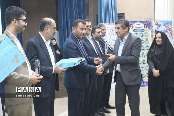 تجلیل از روسا، معاونان و کارشناسان امور تربیتی استان بوشهر در همایش منتخبین طرح دانش‌آموز تراز انقلاب اسلامی