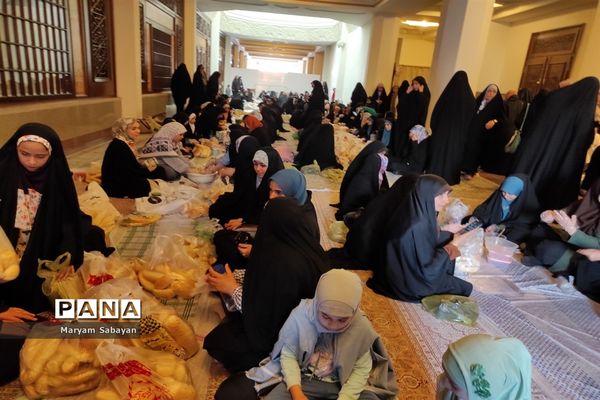 پویش میزبانی از زائران حرم مطهر حضرت احمد بن موسی توسط دانش‌آموزان