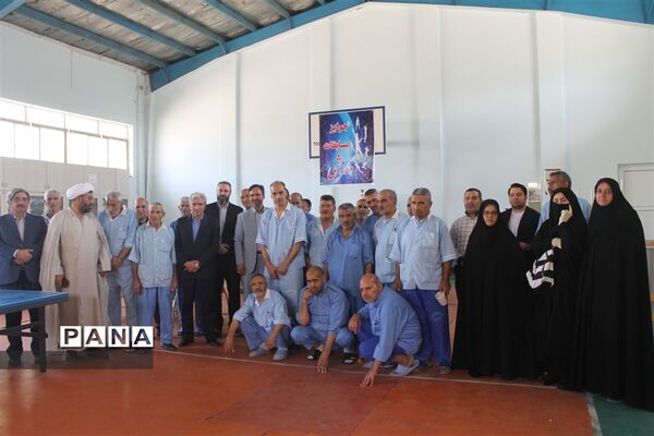 بازدید از بیمارستان روانپزشکی امام خمینی (ره) و اهدای شاخه گل به سیدین جانباز