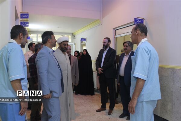 بازدید از بیمارستان روانپزشکی امام خمینی (ره) و اهدای شاخه گل به سیدین جانباز