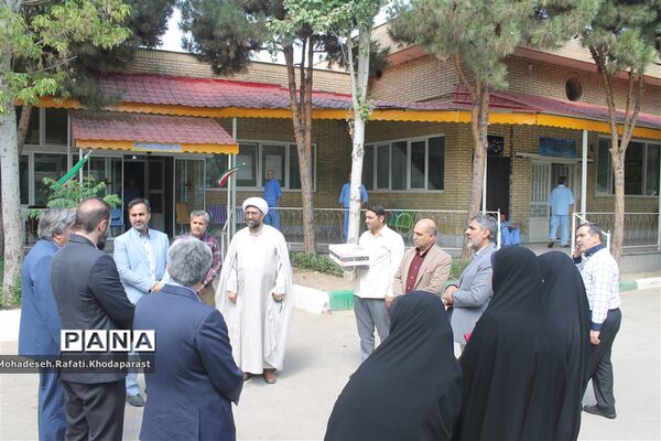 بازدید از بیمارستان روانپزشکی امام خمینی (ره) و اهدای شاخه گل به سیدین جانباز