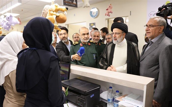 بازدید آیت الله رئیسی از بخش‌های مختلف کلان بیمارستان غدیر