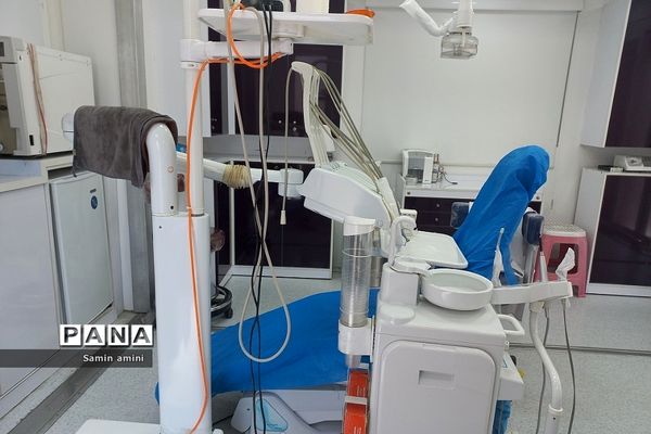 استقرار کلینیک سیار دندان‌پزشکی نوآوران سلامت در مدرسه مهرآفرین رودهن