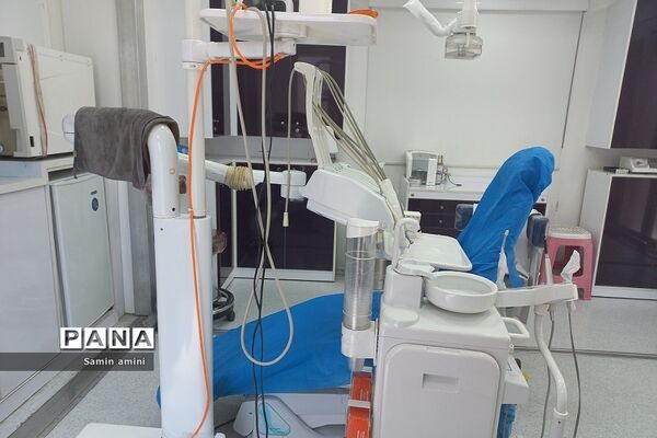 استقرار کلینیک سیار دندان‌پزشکی نوآوران سلامت در مدرسه مهرآفرین رودهن