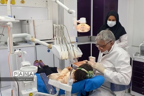 استقرار کلینیک سیار دندان‌پزشکی نوآوران سلامت در مدرسه مهرآفرین رودهن