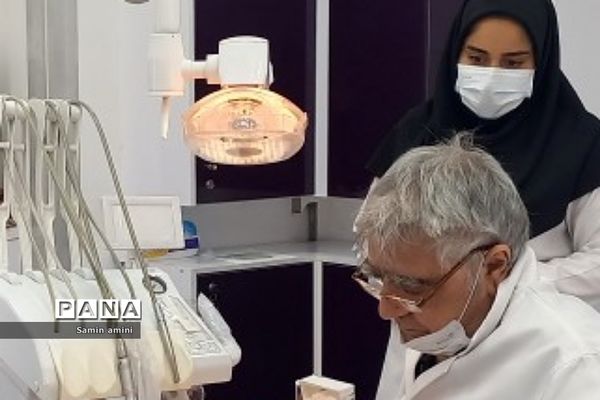 استقرار کلینیک سیار دندان‌پزشکی نوآوران سلامت در مدرسه مهرآفرین رودهن