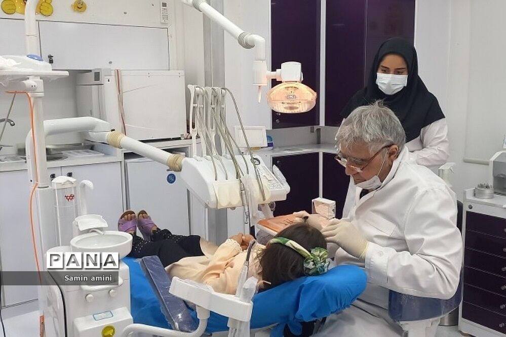 استقرار کلینیک سیار دندان‌پزشکی نوآوران سلامت در مدرسه مهرآفرین رودهن
