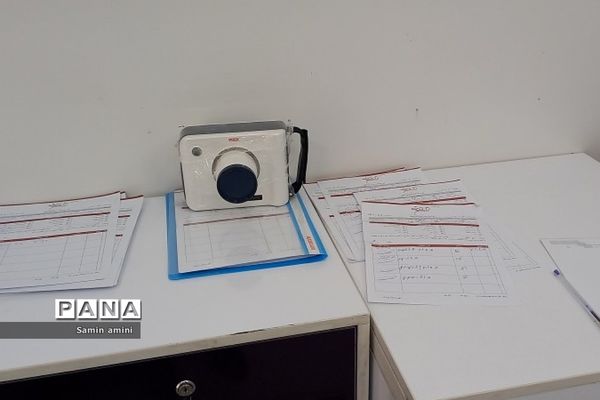 استقرار کلینیک سیار دندان‌پزشکی نوآوران سلامت در مدرسه مهرآفرین رودهن