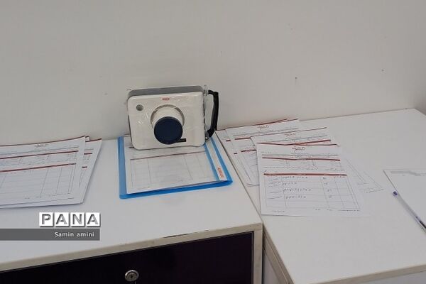 استقرار کلینیک سیار دندان‌پزشکی نوآوران سلامت در مدرسه مهرآفرین رودهن