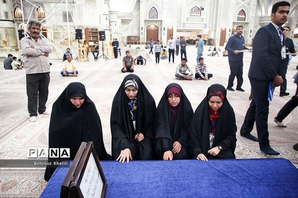 تجدید میثاق نمایندگان مجلس دانش‌آموزی با آرمان‌های امام(ره)